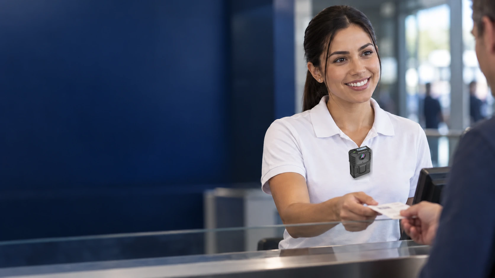 Profissional de atendimento utilizando câmera corporal Motorola Solutions V300
