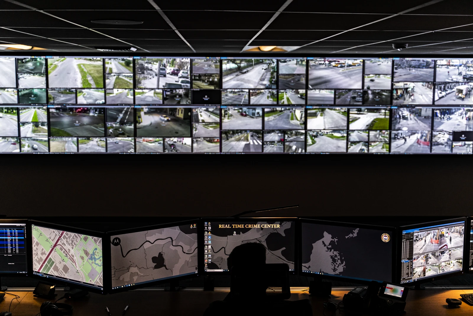 Centro de operações com sistemas de comunicação Motorola Solutions, monitores e videomonitoramento