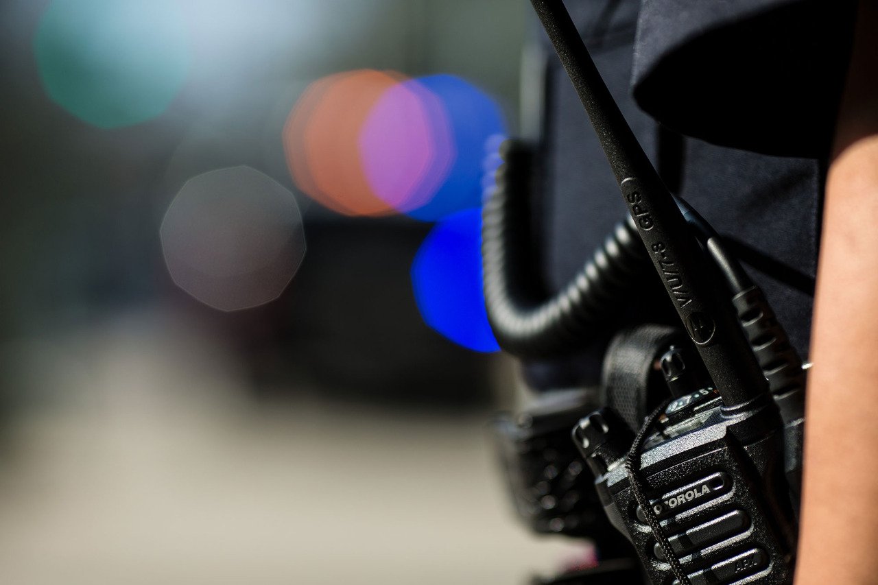 Profissional de segurança com rádio comunicador Motorola